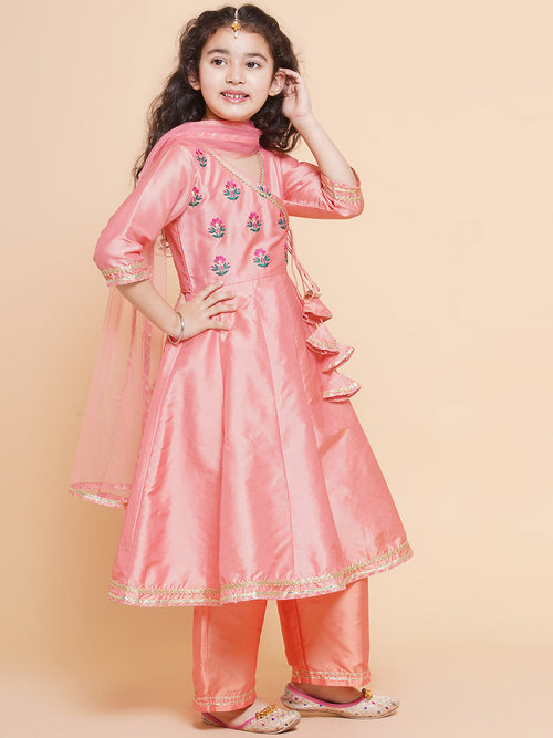 Bitiya by Bhama - Placement Embroidered Three-Fourth Sleeves Above Knee Length Silk Kurta & Trouser With Dupatta - Peach